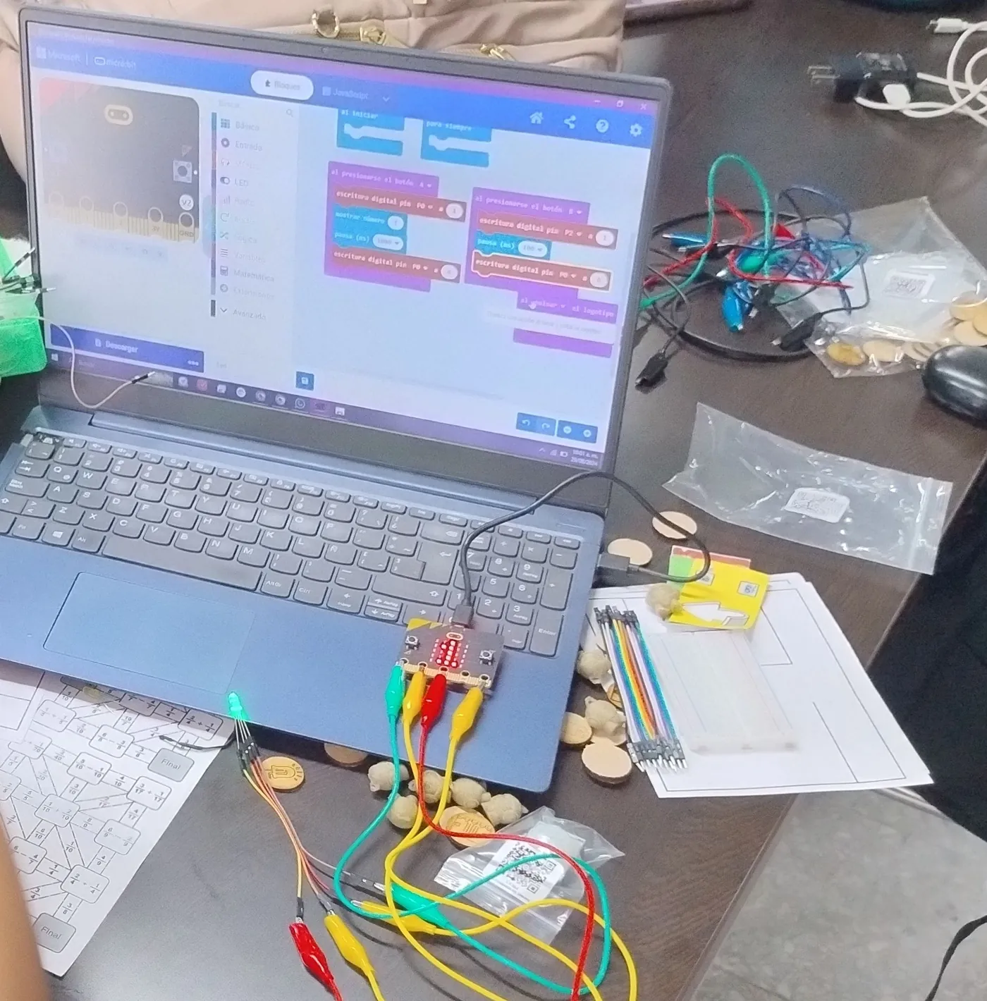Estudiantes programando su placa